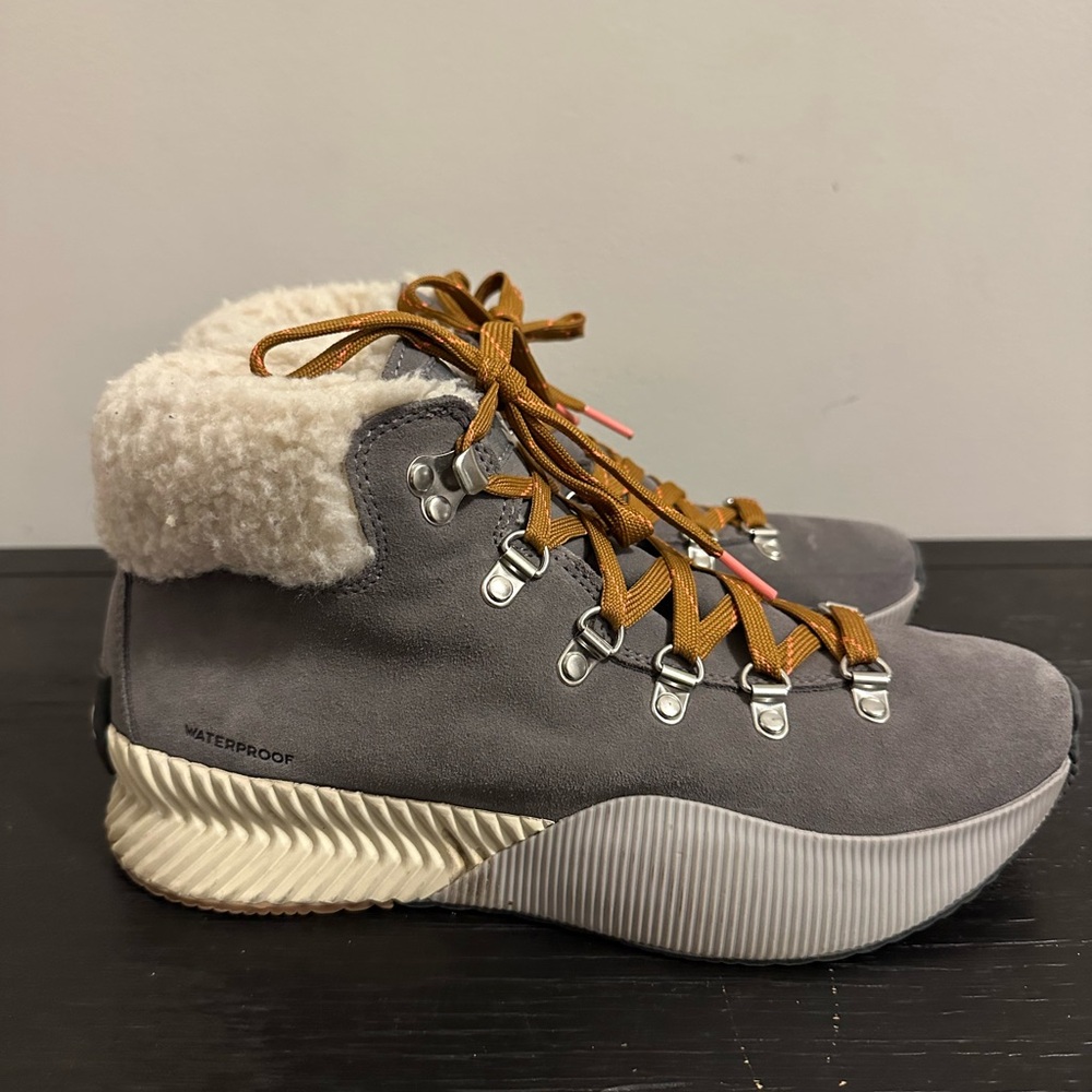 Sorel Women's Out 'N About III Conquest Boots WinterGrey and Pink women’s size 9